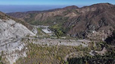 Kazakistan 'ın Almaty kentindeki Medeu buz stadyumunun yakınındaki çamur akıntısını koruyan barajın hava görüntüsü..