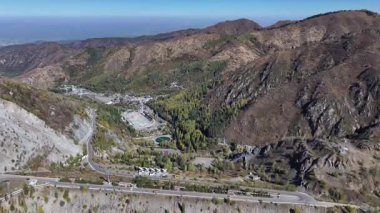 Kazakistan 'ın Almaty kentindeki Medeu buz stadyumunun yakınındaki çamur akıntısını koruyan barajın hava görüntüsü..