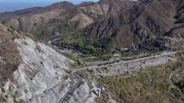 Kazakistan 'ın Almaty kentindeki Medeu buz stadyumunun yakınındaki çamur akıntısını koruyan barajın hava görüntüsü..