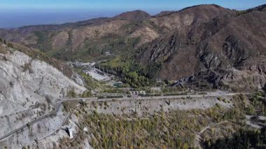 Kazakistan 'ın Almaty kentindeki Medeu buz stadyumunun yakınındaki çamur akıntısını koruyan barajın hava görüntüsü..