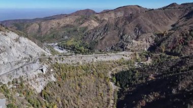 Kazakistan 'ın Almaty kentindeki Medeu buz stadyumunun yakınındaki çamur akıntısını koruyan barajın hava görüntüsü..