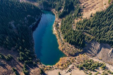 Güneydoğu Kazakistan 'ın Almaty bölgesinde bir sonbahar sabahı popüler bir turizm merkezi olan Kaindy Gölü' nün dörtlü görüntüsü..