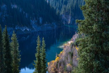 Güneydoğu Kazakistan 'ın Almaty bölgesinde bir sonbahar sabahı popüler bir turizm merkezi olan Kaindy Gölü' nün havadan görünüşü.