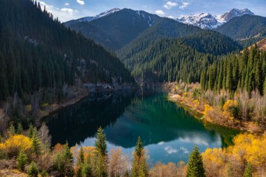 Güneydoğu Kazakistan 'ın Almaty bölgesinde bir sonbahar sabahı popüler bir turizm merkezi olan Kaindy Gölü' nün havadan görünüşü.