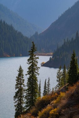Güneydoğu Kazakistan 'ın Almaty bölgesinde popüler bir turizm merkezi olan dağ Kolsai Gölü bir sonbahar günü