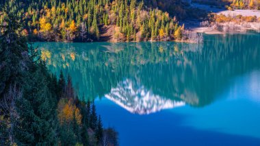 Güneydoğu Kazakistan 'daki Trans-Ili Alatau Dağları' ndaki Resimli Göl Issyk manzarası bir sonbahar sabahı