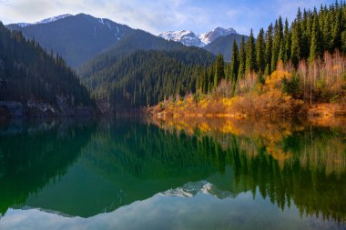  Kaindy Gölü, güneydoğu Kazakistan 'ın Almaty bölgesinde bir sonbahar sabahı popüler bir turizm merkezi..