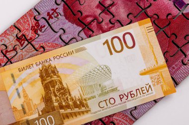 100 ruble Rus banknotu ve yapboz parçalarından yapılmış 100 yuan Çin banknotu..