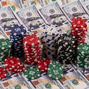 Kumarhane fişleri ile kumar bağımlılığı hakkında kavramsal bir hikaye 100 dolarlık banknotlarla karşılaştırıldığında.