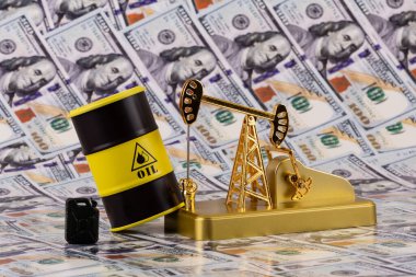 Bir yağ pompası, bir benzin bidonu ve 100 dolarlık banknotların olduğu bir varil petrol ürünü..