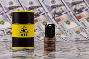 100 dolarlık banknotlara karşı bir benzin bidonu.