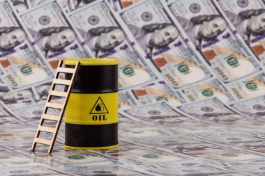 100 dolarlık banknotlara karşı bir varil petrol..