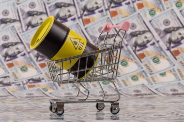 Bir alışveriş arabasındaki demir varil petrol, 100 dolarlık banknotlarla karşılaştırıldığında...