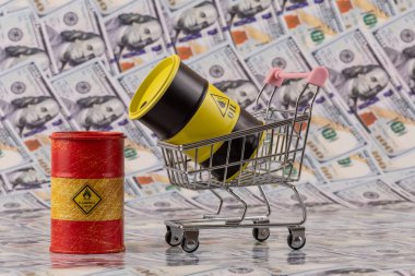 Bir alışveriş arabasındaki demir varil petrol, 100 dolarlık banknotlarla karşılaştırıldığında...