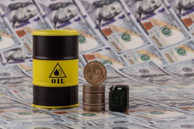 Bir benzin bidonu ve 100 dolarlık banknotlara karşılık 1 Amerikan doları.