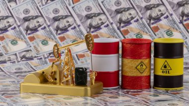 Bir yağ pompası, bir benzin bidonu ve 100 dolarlık banknotların olduğu bir varil petrol ürünü..