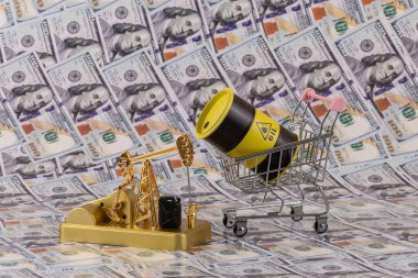 Bir yağ pompası, bir benzin bidonu ve 100 dolarlık banknotların olduğu bir varil petrol ürünü..