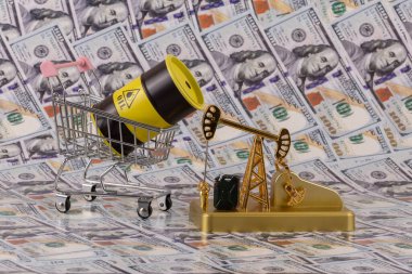 Bir yağ pompası, bir benzin bidonu ve 100 dolarlık banknotların olduğu bir varil petrol ürünü..