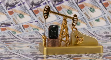 100 dolarlık banknotlara karşı minyatür bir altın yağ pompası..