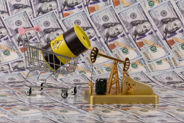 Bir yağ pompası, bir benzin bidonu ve 100 dolarlık banknotların olduğu bir varil petrol ürünü..