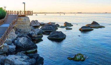 Bir yaz sabahı Kazak şehri Aktau 'da Hazar Denizi boyunca bir yürüyüş yolu..