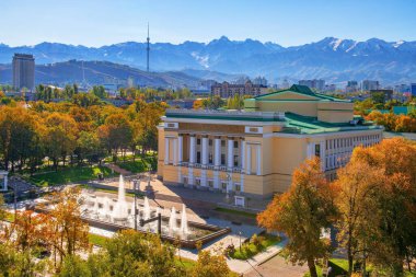 1941 yılında Kazak şehri Almaty 'de inşa edilen Opera ve Bale Tiyatrosu.