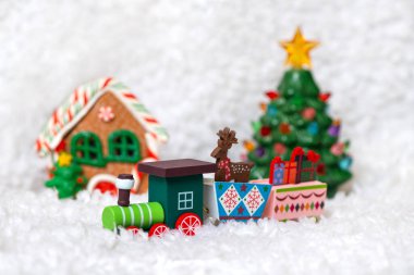 Ahşap bir tren ve zencefilli kurabiye evi olan yeni yıl kartı için bir şablon..