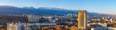 Almaty, Kazakistan 'ın merkez kısmının insansız hava aracı görüntüsü, Kazakistan Oteli ile birlikte Trans-Ili Alatau Dağları' nın tepesinde bir sonbahar sabahı.