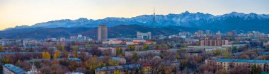 Almaty, Kazakistan 'ın merkez kısmının insansız hava aracı görüntüsü, Kazakistan Oteli ile birlikte Trans-Ili Alatau Dağları' nın tepesinde bir sonbahar sabahı.