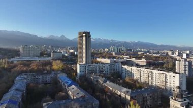 Almaty, Kazakistan 'ın merkez kısmının insansız hava aracı görüntüsü, Kazakistan Oteli ile birlikte Trans-Ili Alatau Dağları' nın tepesinde bir sonbahar sabahı.