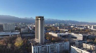 Almaty, Kazakistan 'ın merkez kısmının insansız hava aracı görüntüsü, Kazakistan Oteli ile birlikte Trans-Ili Alatau Dağları' nın tepesinde bir sonbahar sabahı.