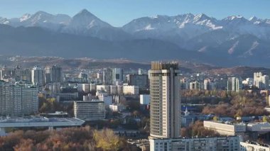 Almaty, Kazakistan 'ın merkez kısmının insansız hava aracı görüntüsü, Kazakistan Oteli ile birlikte Trans-Ili Alatau Dağları' nın tepesinde bir sonbahar sabahı.