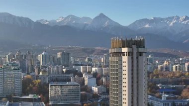 Almaty, Kazakistan 'ın merkez kısmının insansız hava aracı görüntüsü, Kazakistan Oteli ile birlikte Trans-Ili Alatau Dağları' nın tepesinde bir sonbahar sabahı.