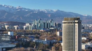 Almaty, Kazakistan 'ın merkez kısmının insansız hava aracı görüntüsü, Kazakistan Oteli ile birlikte Trans-Ili Alatau Dağları' nın tepesinde bir sonbahar sabahı.