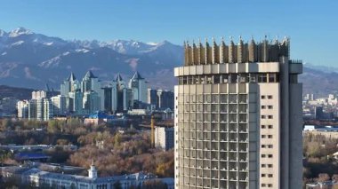 Almaty, Kazakistan 'ın merkez kısmının insansız hava aracı görüntüsü, Kazakistan Oteli ile birlikte Trans-Ili Alatau Dağları' nın tepesinde bir sonbahar sabahı.
