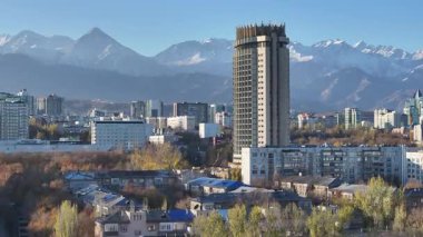 Almaty, Kazakistan 'ın merkez kısmının insansız hava aracı görüntüsü, Kazakistan Oteli ile birlikte Trans-Ili Alatau Dağları' nın tepesinde bir sonbahar sabahı.
