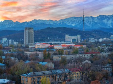 Almaty, Kazakistan 'ın merkez kısmının insansız hava aracı görüntüsü, Kazakistan Oteli ile birlikte Trans-Ili Alatau Dağları' nın tepesinde bir sonbahar sabahı.