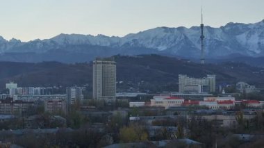 Almaty, Kazakistan 'ın merkez kısmının insansız hava aracı görüntüsü, Kazakistan Oteli ile birlikte Trans-Ili Alatau Dağları' nın tepesinde bir sonbahar sabahı.