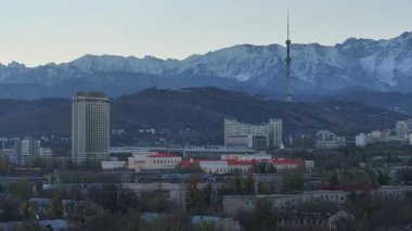 Almaty, Kazakistan 'ın merkez kısmının insansız hava aracı görüntüsü, Kazakistan Oteli ile birlikte Trans-Ili Alatau Dağları' nın tepesinde bir sonbahar sabahı.