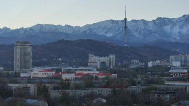 Almaty, Kazakistan 'ın merkez kısmının insansız hava aracı görüntüsü, Kazakistan Oteli ile birlikte Trans-Ili Alatau Dağları' nın tepesinde bir sonbahar sabahı.