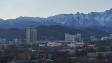 Almaty, Kazakistan 'ın merkez kısmının insansız hava aracı görüntüsü, Kazakistan Oteli ile birlikte Trans-Ili Alatau Dağları' nın tepesinde bir sonbahar sabahı.