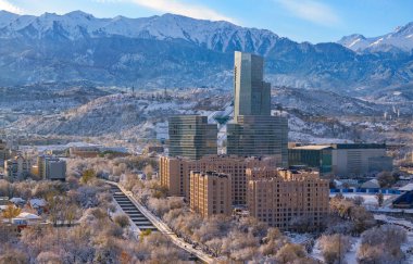 Kar yağışı sonrası Kazak şehrinin üst kısmının insansız hava aracı görüntüsü..