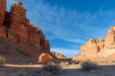 Bir sonbahar günü Charyn Kanyonu 'nda (Kazakistan) gizemli kaleler