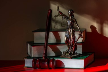 Yargıç tokmağı ve Themis heykeli gölgeli bir ışık çizimi içinde