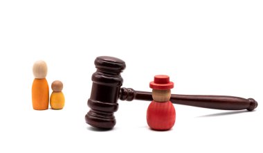 Aile boşanması ya da hakimin tokmağı ve insanların sembolik figürleriyle nafaka ödemeleri hakkında kavramsal bir hikaye.