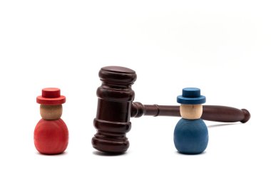 Hakimin tokmağının karşı tarafındaki iki sembolik insan beyaz bir arkaplanda.