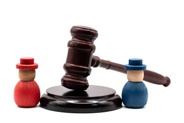 Hakimin tokmağının karşı tarafındaki iki sembolik insan beyaz bir arkaplanda.