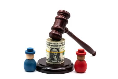 Sembolik bir iş adamının heykeli, 1 dolarlık banknotlar ve beyaz bir arkaplanda yargıç tokmağı.