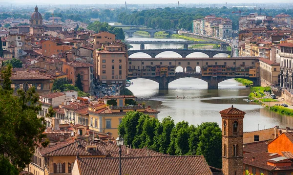 Ponte Vecchio (Eski Köprü), Floransa 'da Arno Nehri' nin en dar noktasında bulunan bir köprüdür..