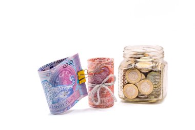 Banknotlar 10.000 ve 5000 Kazakistan tentesinden oluşuyor.